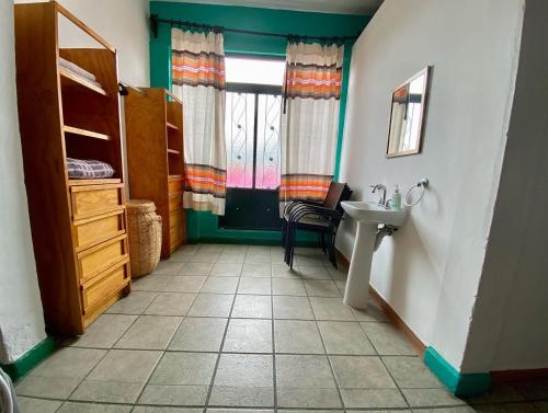 La petite salle de bains est pourvue d'un lavabo. dans l'établissement Hostal Mixteco Naba Nandoo, à Oaxaca