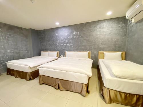 A bed or beds in a room at JS Hotel-Gallery Hotel