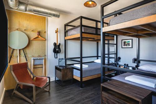 Ліжко або ліжка в номері MOXY Minneapolis Uptown