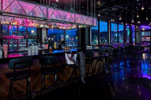 Лаундж або бар в MOXY Minneapolis Uptown