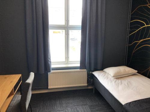 Mini-Hotel Borås Regementet tesisinde bir odada yatak veya yataklar