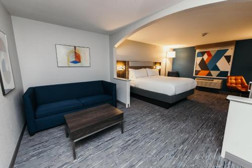 เตียงในห้องที่ Holiday Inn Express and Suites Urbandale Des Moines, an IHG Hotel