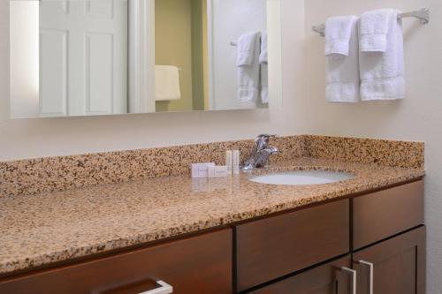 y baño con lavabo y espejo. en Residence Inn by Marriott San Antonio Airport/Alamo Heights en San Antonio