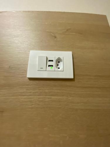 un dispositif électronique sur une table en bois dans l'établissement Hotel Novo México, à Guarulhos