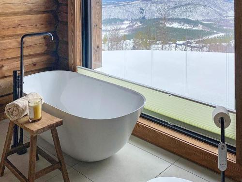 una vasca da bagno bianca in una stanza con finestra di Holiday home Moen a Moen i Målselv