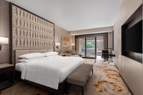 Sheraton Manila Hotel tesisinde bir odada yatak veya yataklar