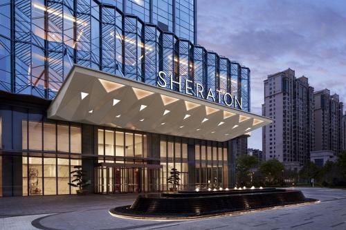 un bâtiment avec un panneau indiquant sheraton dans l'établissement Sheraton Fuqing Hotel, à Fuqing