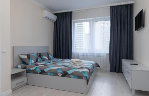 1 dormitorio con cama y ventana grande en Бориса Гмирі 20, 12 en Kiev