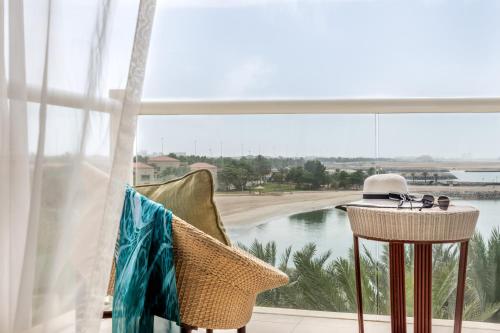 salon z widokiem na duże okno w obiekcie Al Raha Beach Hotel w Abu Zabi
