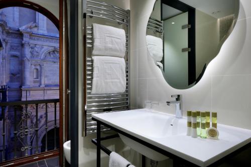 A bathroom at Áurea Catedral by Eurostars Hotel Company