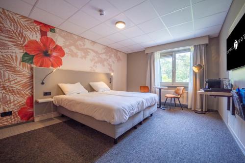 une chambre d'hôtel avec un lit et une télévision dans l'établissement Fletcher Hotel-Restaurant De Scheperskamp, à Lochem