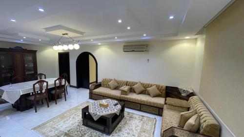 a living room with a couch and a table at H5تشi in Madīnat Yanbu‘ aş Şinā‘īyah