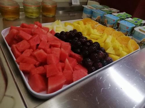 una bandeja de fruta en una barra con una bandeja de frutas en Hotel Dom Vilas en Braga