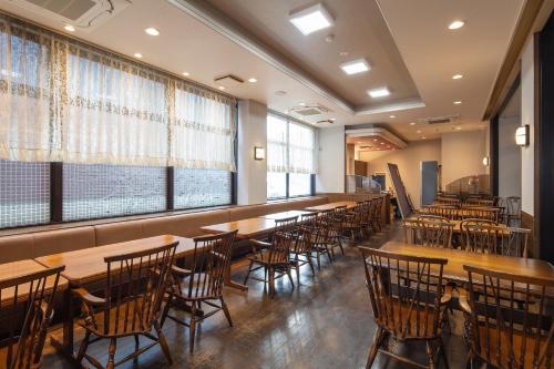 une rangée de tables et de chaises dans un restaurant dans l'établissement Matto Terminal Hotel, à Hakusan