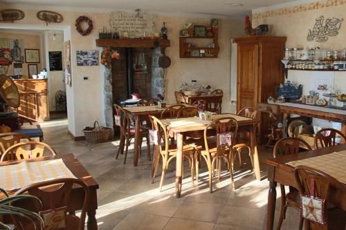 Um restaurante ou outro lugar para comer em Hotel La Fontana