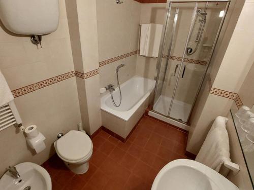 y baño con aseo, ducha y lavamanos. en Chocohotel en Perugia