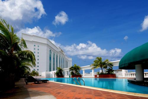 een hotel met een zwembad voor een gebouw bij Berjaya Waterfront Hotel, Johor Bahru in Johor Bahru