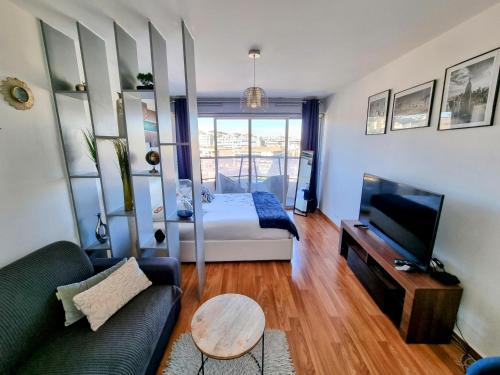 En tv och/eller ett underhållningssystem på Appartement T1 Marseille Prado Chanot Plage