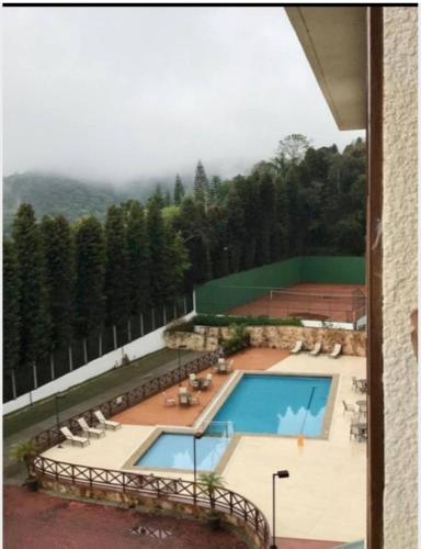 vista sulla piscina in cima a un edificio di Apart Hotel Vista Azul a Domingos Martins