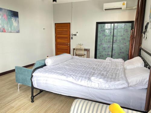 - une chambre avec un grand lit blanc dans l'établissement Modern Loft Style, à Nakhon Phanom