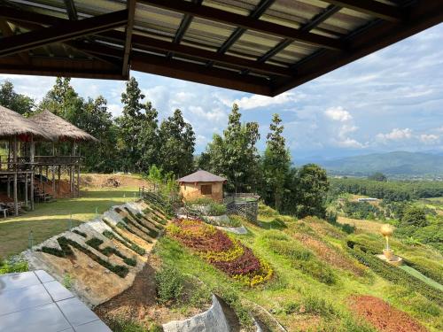 - une vue sur le jardin depuis la terrasse d'une maison dans l'établissement ไร่ชาชิวอวี๋, à Pai