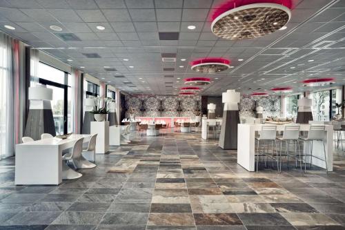 Reštaurácia alebo iné gastronomické zariadenie v ubytovaní Mainport Hotel Rotterdam, a Hilton Affiliate Hotel