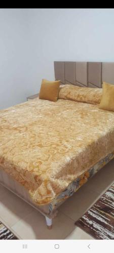 a large bed with a mattressvisor at Residence djerba 4 in Houmt Souk