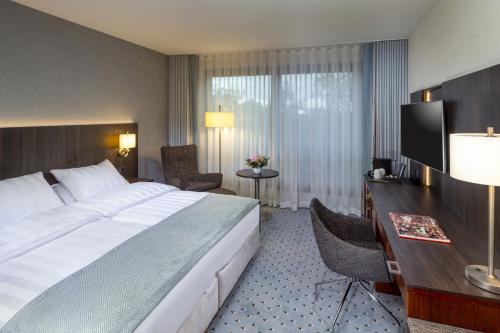 Кровать или кровати в номере Maritim Hotel Bremen