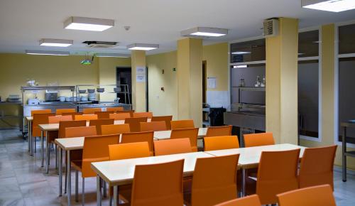 Un restaurant u otro lugar para comer en Albergue Inturjoven Granada