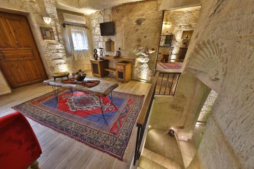 - Vistas a la sala de estar con mesa en Divan Cave House en Göreme