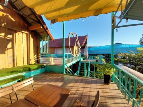 een balkon met een tafel en uitzicht op de stad bij K'Ho Cil Homestay Tà Nung in Da Lat