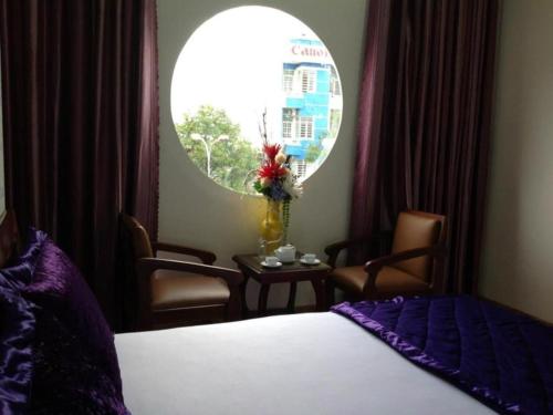 เตียงในห้องที่ Xuan Mai Hotel