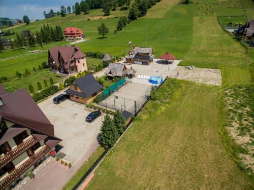 una vista aerea di una casa su una collina di U Gruloka a Poronin