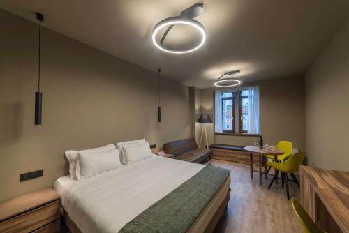 9 stanze - Boutique Rooms tesisinde bir odada yatak veya yataklar