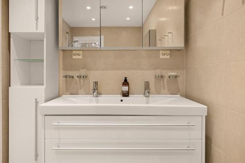 bagno con lavandino bianco e specchio di 141sqm for Family I Free Parking I Bathtub a Oslo