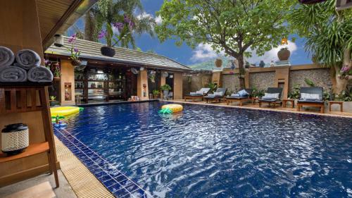 Piscina a Talay Naiharn Hotel o a prop