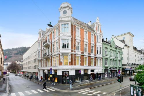 um grande edifício com uma torre de relógio numa rua da cidade em Bohemian em Bergen