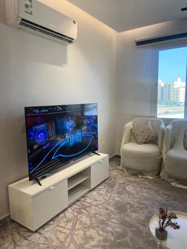 a living room with a large flat screen tv at اطلالة الريان شقة خاصة in Jeddah