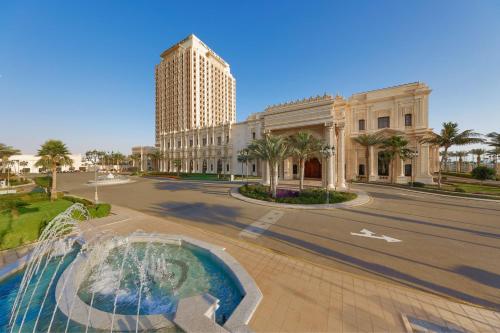 budynek z fontanną na środku ulicy w obiekcie The Ritz-Carlton Jeddah w mieście Dżudda