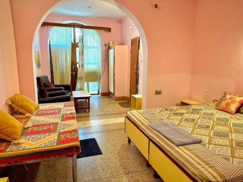 Cama o camas de una habitación en Jwala Niketan JAIPUR