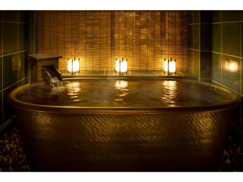 - une grande baignoire avec éclairage dans l'établissement THE JUNEI HOTEL Kyoto Imperial Palace West - Vacation STAY 74897v, à Kyoto