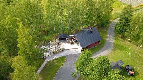 widok na dom w lesie w obiekcie Lomahyppäys w mieście Naantali