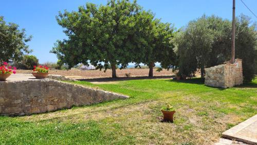 Aed väljaspool majutusasutust Agriturismo Masseria sul Mare