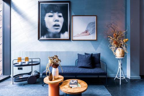 a living room with a blue couch and a table at lyf East Frankfurt in Frankfurt