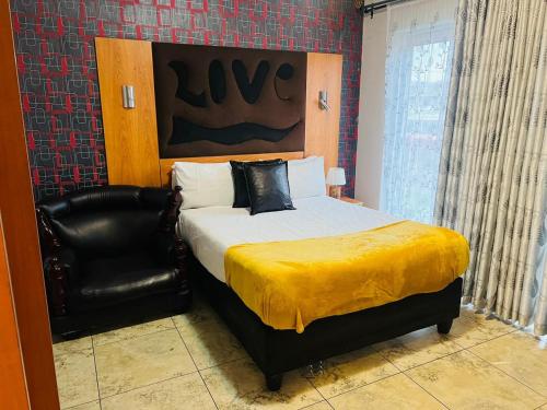 sypialnia z łóżkiem i skórzanym fotelem w obiekcie Parow city -Andrienna Lodge w Kapsztadzie