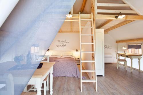 เตียงในห้องที่ Charming Slovenia - Herbal Glamping Resort Ljubno