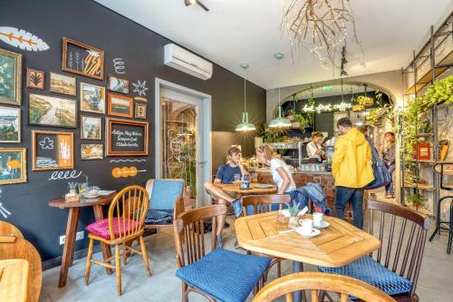 un gruppo di persone seduti ai tavoli in un ristorante di Selina Porto a Porto