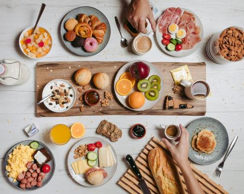 - une table avec un petit-déjeuner à emporter dans l'établissement B&B Hotel Udine, à Udine