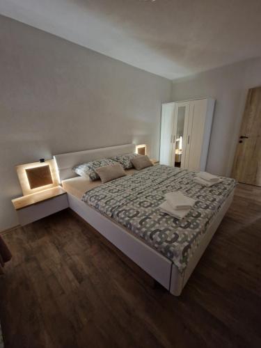 um quarto com uma cama grande e 2 candeeiros em Sobe Lejla em Vipava