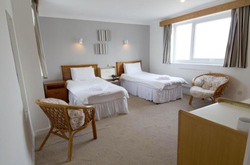 Кровать или кровати в номере Seacote Hotel